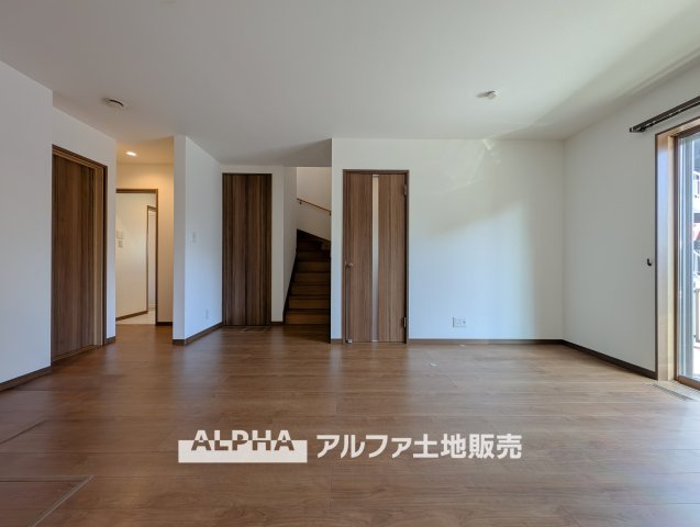 ~武蔵村山大南3丁目~Remodeled Homeの居間・リビング|【Livingroom】
◆爽やかな空間◆窓をあけるとリビングに通り抜ける清々しく心地よい冷涼なそよ風がこの空間を涼しくしてくれる。風通しの良さは人にとっても家にとっても健康的で気持ちいいものです。