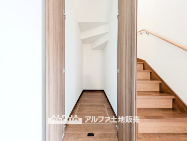 ~武蔵村山大南3丁目~Remodeled Homeの収納|【Stairs】
◆階段下の収納◆はちょっとしたスペースも無駄にしない為の有効利用。掃除機や日用常備品、普段は使わない工具や高圧洗浄機などを置くにはベストなスペースです。