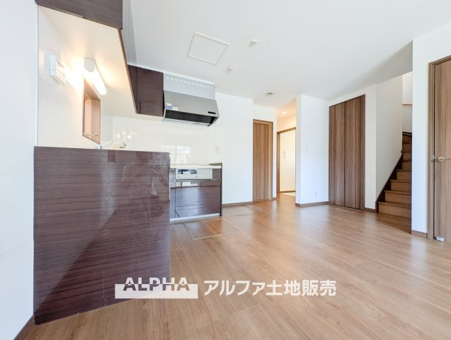 ~武蔵村山大南3丁目~Remodeled Homeの居間・リビング|【Comfortable living】
◆居心地のいい暮らし◆には欠かせない眩い採光。ゆったりとした幅の窓からこの空間に降り注ぐ採光が絶えない。明るいリビングこそ居心地のいい暮らしが待っていると思う