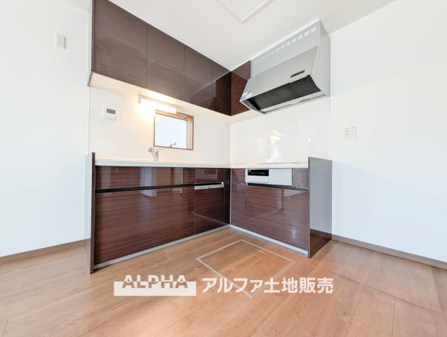 ~武蔵村山大南3丁目~Remodeled Homeのキッチン|【Kitchen】
◆キッチン◆美しく使いやすいキッチンは油汚れが簡単に拭き取れる素材で加工されており、浄水器シャワーから流す水の音を軽減する静かなシンクを採用。見えないところにさり気ない配慮が嬉しい