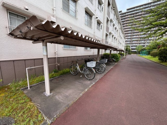 【駐輪場】 | 検見川ハイツ | 通勤や通学用にご利用いただけます！
広くしっかりと区画分けされた駐輪場。管理も行き届いて使いやすそうです！