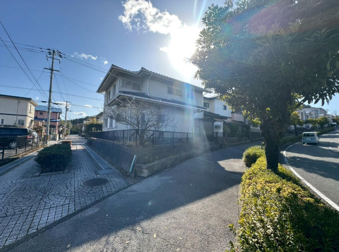 「陽当たり＆風通しが良い」高知市潮見台1丁目　中古一戸建ての前面道路含む現地写真|閑静な住宅街の角地（歩道含む）☆風通しも良好です♪
