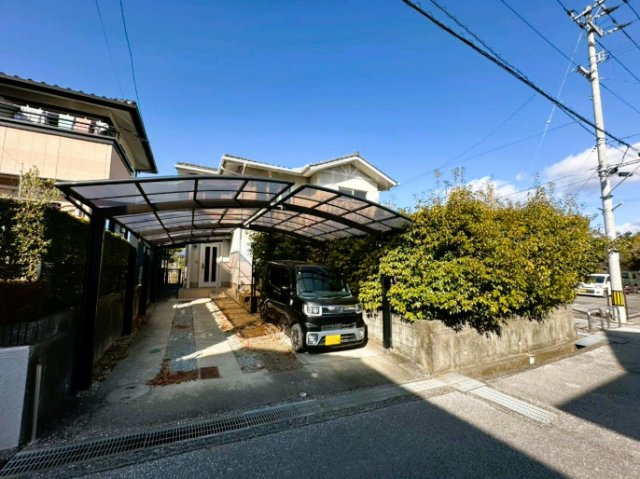 「陽当たり＆風通しが良い」高知市潮見台1丁目　中古一戸建ての駐車場|雨の日も安心のカーポート付き！ 大切なお車をしっかり守ります。