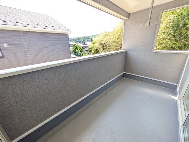高萩市高萩　第2　新築戸建て　1号棟のバルコニー|人気のインナーバルコニー。室内と一体感があり、雨の日のお子様の遊び場や、ペットの安全な外気浴スペースにも最適です♪