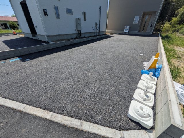 高萩市高萩　第2　新築戸建て　1号棟の駐車場|駐車6台以上可能で、出し入れしやすいゆとりのカースペース。
月々の駐車場代が不要な点も大きな魅力です。