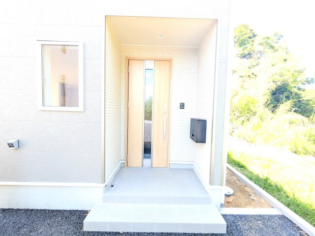 高萩市高萩　第2　新築戸建て　1号棟の玄関|玄関ドアはカードキーで開閉も楽々♪
スマホでの開錠と施錠も可能です！
玄関上部には人感センサー付きのダウンライトがあるので、夜間の帰宅時に自動で点灯してくれます♪
防犯対策面にも一役買ってくれます！