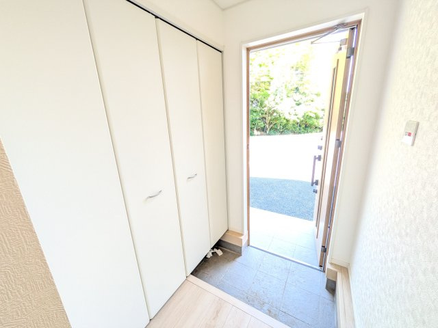 高萩市高萩　第2　新築戸建て　1号棟の玄関|家族全員の靴がスッキリ片付く大容量シューズボックス完備。お客様を気持ちよく迎えられる、明るく清潔感あふれる玄関です。