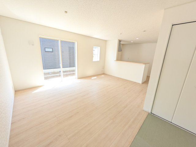 高萩市高萩　第2　新築戸建て　1号棟の居間・リビング|家族の会話が自然と弾む、広々としたゆとりのLDK。南西向きの窓からたっぷりの光が射し込む明るく快適な空間です。