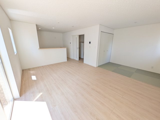 高萩市高萩　第2　新築戸建て　1号棟の居間・リビング|居心地の良いデザインと機能性を両立。ご友人を招いたり、趣味を楽しんだり、様々なシーンで活躍する団らんの中心地です。