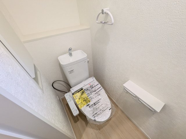 高萩市高萩　第2　新築戸建て　1号棟のトイレ|少ない水でもパワフルに洗浄する節水設計。清潔さと機能性を両立させた、毎日気持ち良く使えるトイレ空間です。