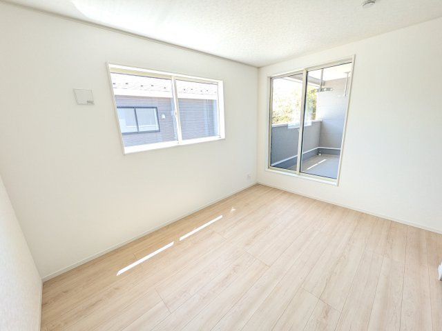 高萩市高萩　第2　新築戸建て　1号棟の洋室|バルコニーに面した明るい２面採光で、毎朝爽やかな光を感じられます。