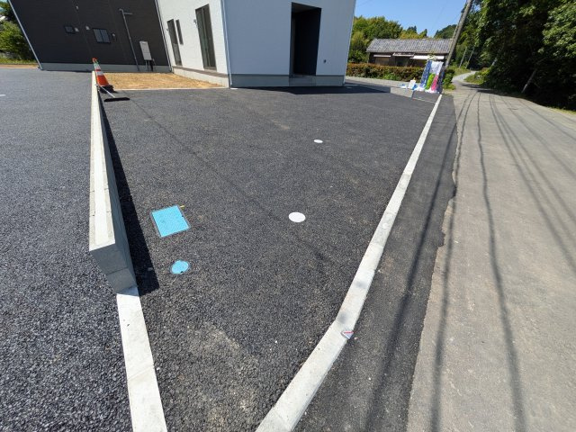 高萩市高萩　第2　新築戸建て　2号棟の駐車場|駐車6台可能で、出し入れしやすいゆとりのカースペース。
月々の駐車場代が不要な点も大きな魅力です。