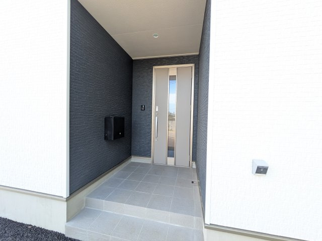 高萩市高萩　第2　新築戸建て　2号棟の玄関|玄関ドアはカードキーで開閉も楽々♪
スマホでの開錠と施錠も可能です！
玄関上部には人感センサー付きのダウンライトがあるので、夜間の帰宅時に自動で点灯してくれます♪
防犯対策面にも一役買ってくれます！