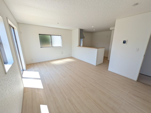 高萩市高萩　第2　新築戸建て　2号棟の居間・リビング|家族の会話が自然と弾む、広々としたゆとりのLDK。南西向きの窓からたっぷりの光が射し込む明るく快適な空間です。