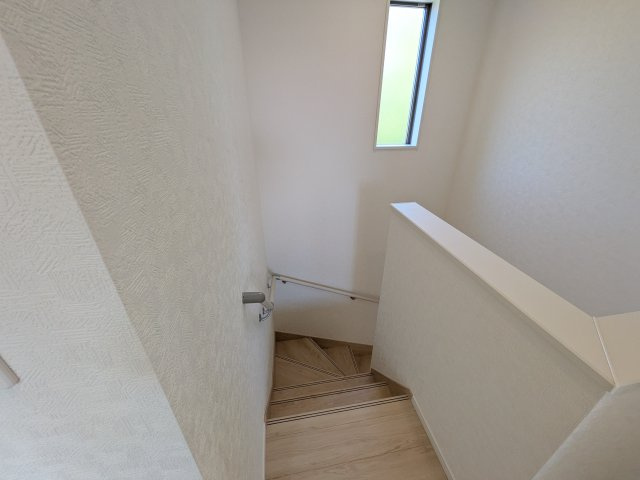 高萩市高萩　第2　新築戸建て　2号棟の内装|窓付きで明るい階段は、手すり付きでお子様からご年配の方まで安心して上り下りができます♪