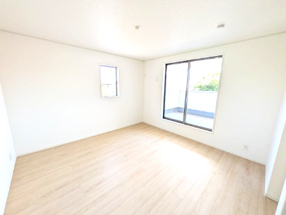 高萩市高萩　第2　新築戸建て　2号棟の洋室|バルコニーに面した明るい２面採光で、毎朝爽やかな光を感じられます。