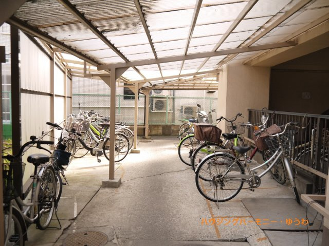 【駐輪場】 | 蓮根台ダイヤモンドマンション | 屋根付きの駐輪場となっていますので、雨の日でも大切な自転車が濡れずに済みます。