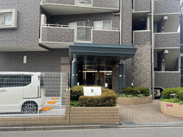 想定年間賃料174万　想定利回り10.23％　SRCのエントランス