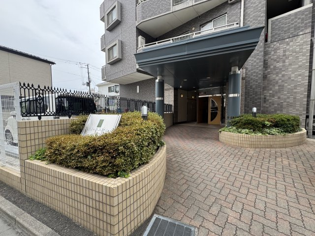 想定年間賃料174万　想定利回り10.23％　SRCのエントランス