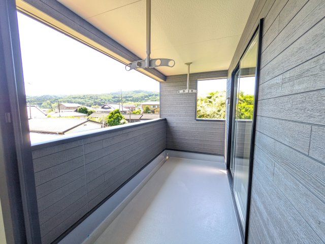 高萩市高萩　第2　新築戸建て　3号棟のバルコニー|人気のインナーバルコニー。室内と一体感があり、雨の日のお子様の遊び場や、ペットの安全な外気浴スペースにも最適です♪
