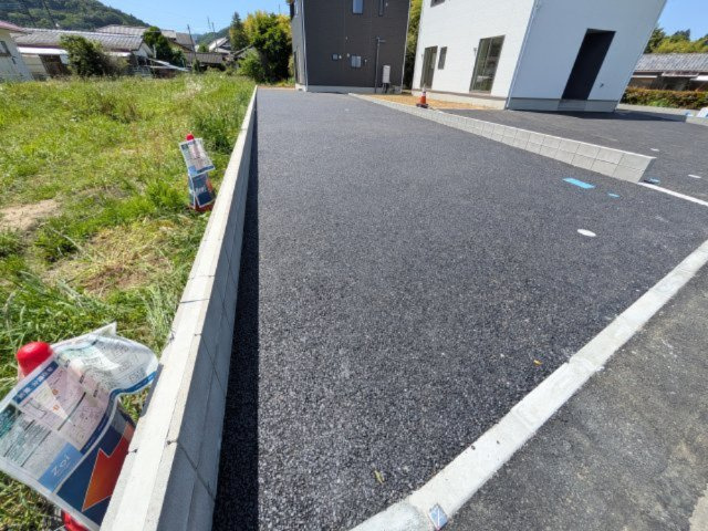 高萩市高萩　第2　新築戸建て　3号棟の駐車場|駐車8台可能で、出し入れしやすいゆとりのカースペース。
月々の駐車場代が不要な点も大きな魅力です。