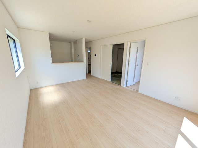 高萩市高萩　第2　新築戸建て　3号棟の居間・リビング|家族の会話が自然と弾む、広々としたゆとりのLDK。南西向きの窓からたっぷりの光が射し込む明るく快適な空間です。