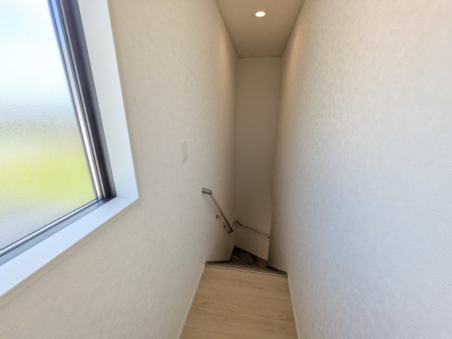 高萩市高萩　第2　新築戸建て　3号棟の内装|窓付きで明るい階段は、手すり付きでお子様からご年配の方まで安心して上り下りができます♪