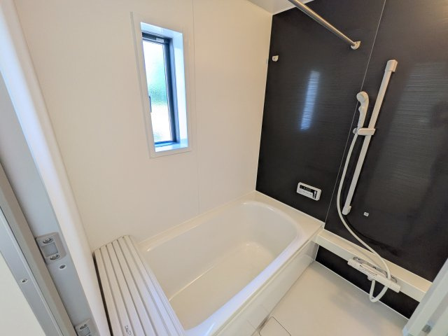 高萩市高萩　第2　新築戸建て　3号棟の浴室|1坪タイプのゆったりとしたバスルームは浴室暖房換気乾燥機付きで、どんな季節でも快適なバスタイムを満喫出来ます♪ 窓付きで明るく開放的なところも良いですね！