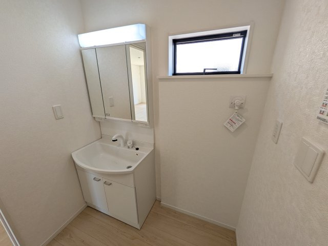 高萩市高萩　第2　新築戸建て　3号棟の独立洗面台|三面鏡の洗面化粧台はミラー扉の内側がすべて収納スペースになっており、収納力も魅力的です♪
ボックスティッシュも収納可能で、可変トレイは収納物に応じて高さ調整ができます！
取り外して洗えるので清潔です♪