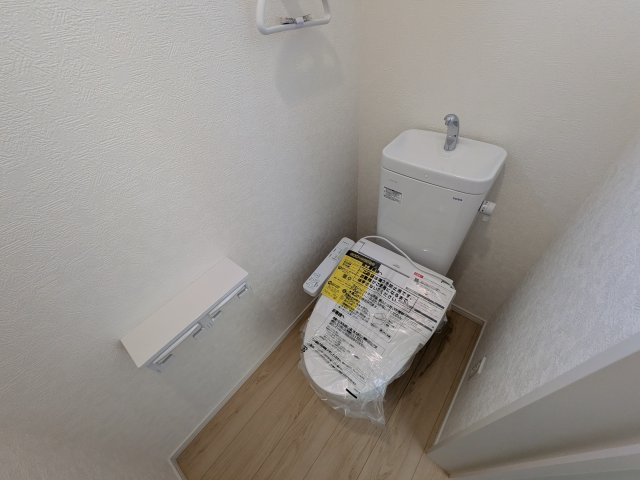 高萩市高萩　第2　新築戸建て　3号棟のトイレ|少ない水でもパワフルに洗浄する節水設計。清潔さと機能性を両立させた、毎日気持ち良く使えるトイレ空間です。