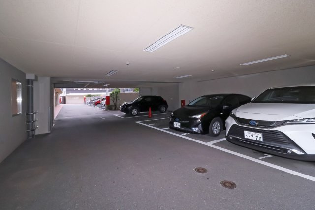 サヴォイテンジンスクワイヤー　8階の駐車場