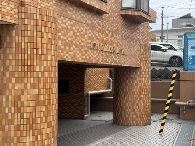 想定年間賃料　98.4万　想定利回り　11.57％　SRCのエントランス