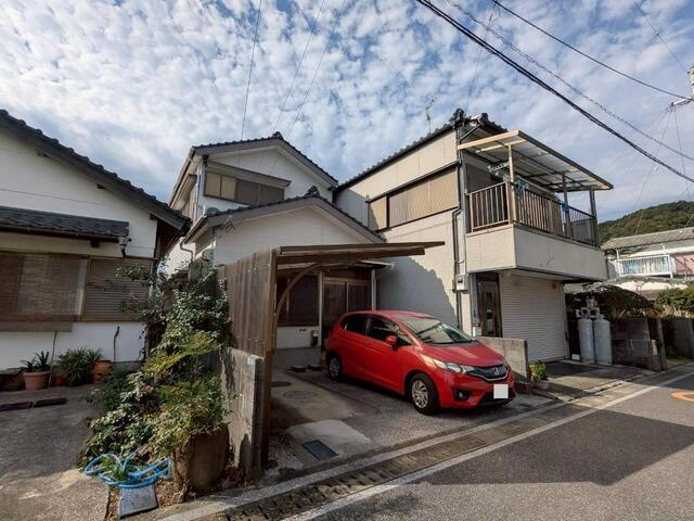 「ゆとりの9帖洋室あり」高知市十津3丁目　中古一戸建ての前面道路含む現地写真|青空が映える明るい外観。周辺環境も穏やかです。