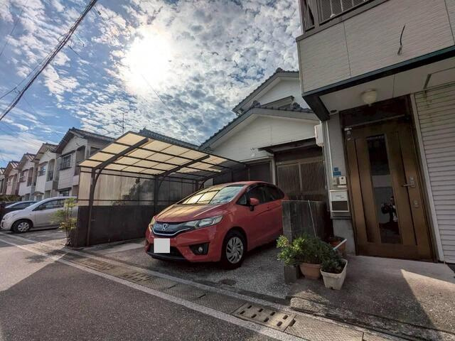 「ゆとりの9帖洋室あり」高知市十津3丁目　中古一戸建ての前面道路含む現地写真|雨や日差しから愛車を守るカーポート付き駐車場！