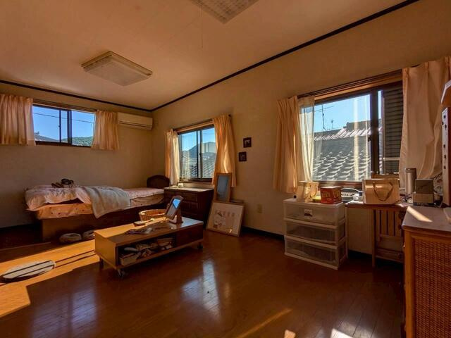 「ゆとりの9帖洋室あり」高知市十津3丁目　中古一戸建ての洋室|木の温もりを感じる、心地よいナチュラルな内装。