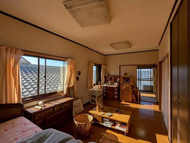 「ゆとりの9帖洋室あり」高知市十津3丁目　中古一戸建ての洋室|奥行きがあり、家具の配置がしやすい開放的な洋室。