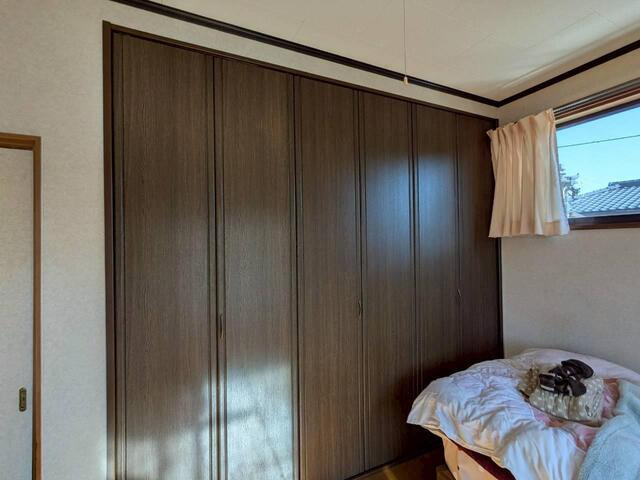 「ゆとりの9帖洋室あり」高知市十津3丁目　中古一戸建ての収納|お部屋をすっきり保てる、壁一面の大型クローゼット。