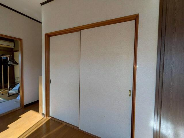「ゆとりの9帖洋室あり」高知市十津3丁目　中古一戸建ての収納|お部屋のインテリアを邪魔しない、シンプルな引き戸式収納。