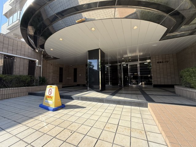 恒信ハイツのエントランス
