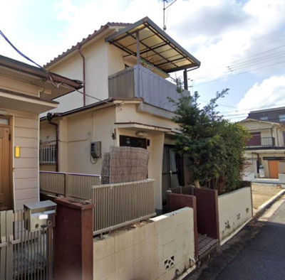 【外観】 | 兵庫県高砂市神爪２丁目　～駅チカ×好条件OC物件～ | 洗濯物が干しやすい2階バルコニーと、緑が映える庭木付き。