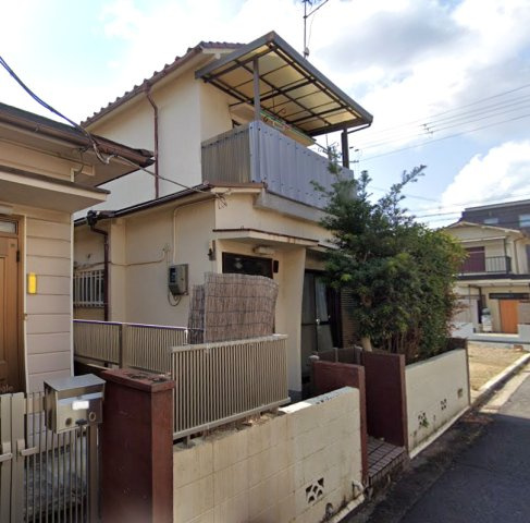【外観】 | 兵庫県高砂市神爪２丁目　～駅チカ×好条件OC物件～ | 洗濯物が干しやすい2階バルコニーと、緑が映える庭木付き。
