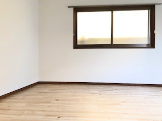 【洋室】 | 兵庫県高砂市神爪２丁目　～駅チカ×好条件OC物件～ | 家具を配置しやすいシンプルな内装と、お掃除が楽な床材。