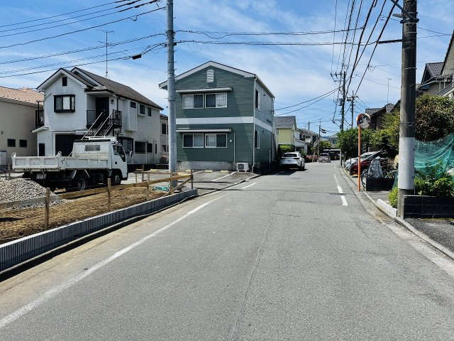 八王子市　長房町　新築一戸建て　９期の前面道路含む現地写真|～北西角地の為陽当り・通風良好です～