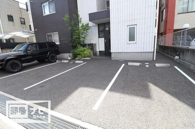 アルーア西町の駐車場