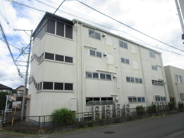 町田市野津田町の倉庫の外観