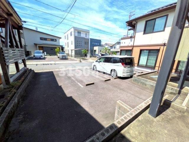 シャトー参番館の駐車場