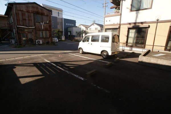 シャトー参番館の駐車場
