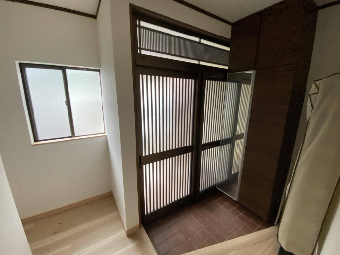 「室内リノベ」高知市五台山　中古一戸建ての玄関|採光の取れた明るい玄関。毎日の『ただいま』を気持ちよく迎えてくれます。大きなシューズボックスがあるので靴の収納も安心。