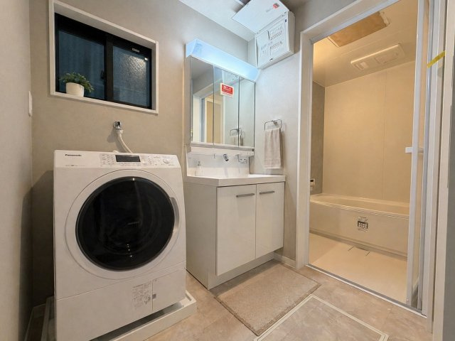 中堂寺庄ノ内町　Cプラン|【施工例】
ミラーキャビネットのため、メイク用品や洗顔小物などのスッキリ収納できちゃいます！青・ピンク・ホワイトなどアクセントクロスでオシャレ感アップ！（※家具はCGによるイメージです）