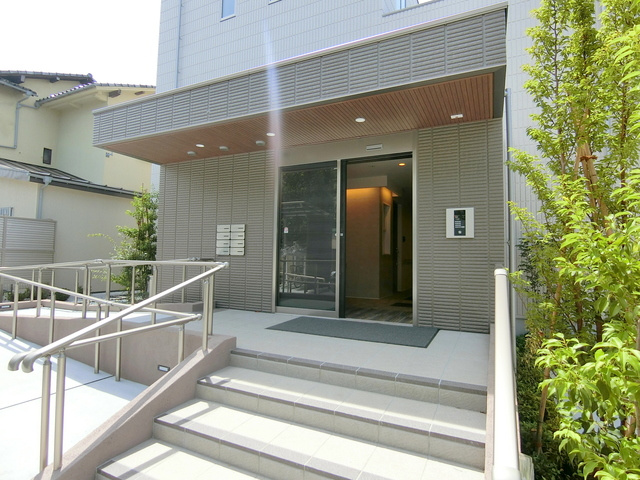 杉並区浜田山１丁目の賃貸マンションのエントランス|★エントランス★手すり付きスロープ設置★